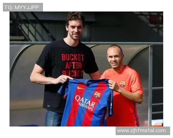 足球巨星亲临篮球俱乐部交流合作展现跨界魅力与运动精神