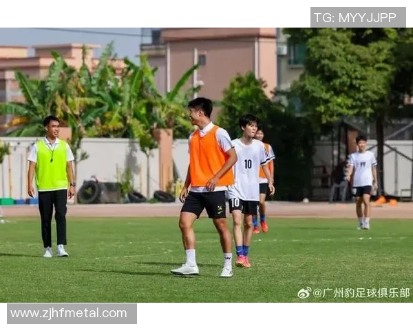 足球明星与孩子们的欢乐互动视频展现温馨瞬间与无尽乐趣