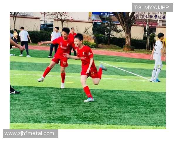 足球明星与小朋友共度快乐时光一起踢足球传递梦想与友谊的火花