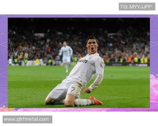 足球明星之子展现惊人肌肉力量引发关注与热议