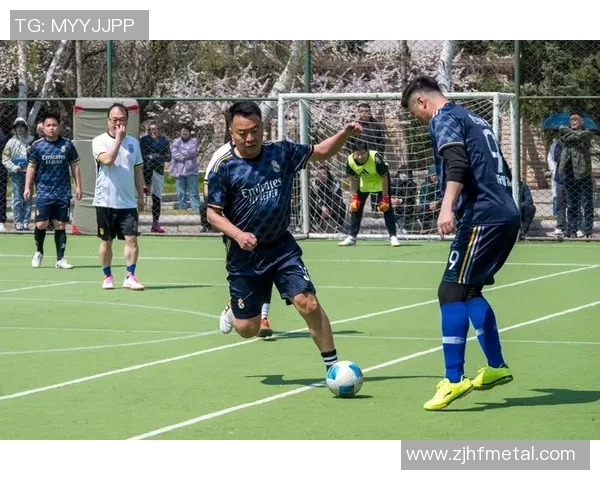 足球明星化妆后踢球挑战视频展现别样魅力与运动激情