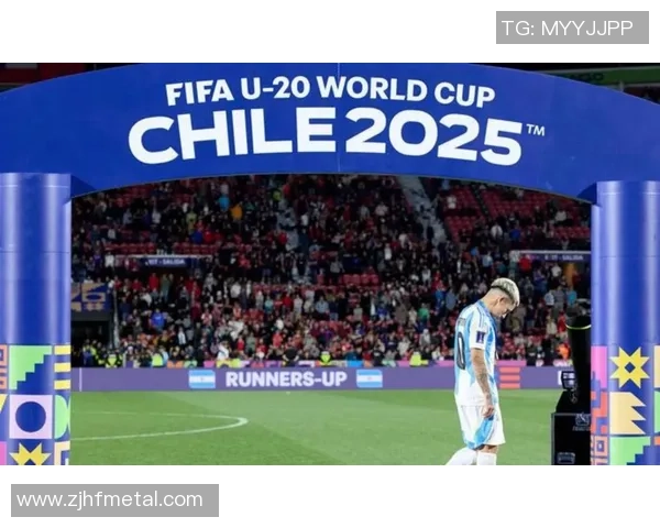 足球明星在赛场上梦游睡着的瞬间引发球迷热议 足球明星在赛场上梦游睡着的瞬间引发球迷热议