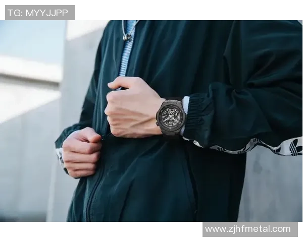 足球明星戴珍珠的魅力瞬间展现与时尚风采的完美结合