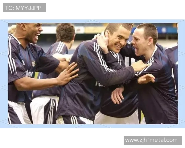 足球明星感人瞬间高清照片展现他们在赛场上的坚韧与奉献精神 足球明星感人瞬间高清照片展现他们在赛场上的坚韧与奉献精神