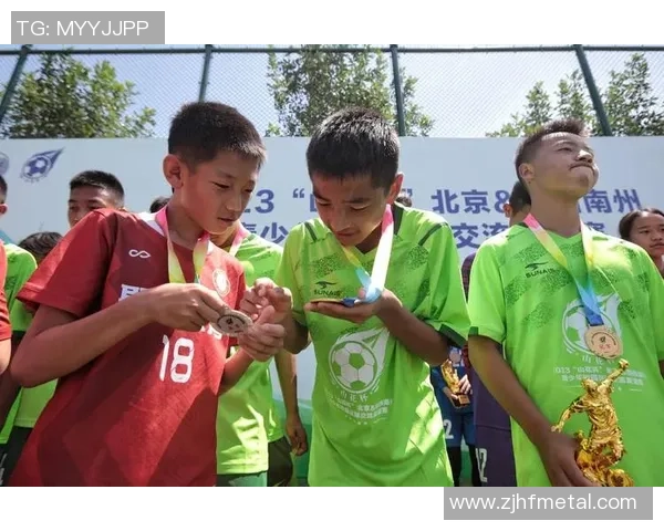 足球明星携手少年实现梦想点燃激情与希望的故事