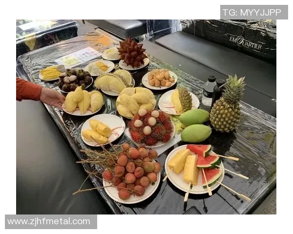 足球明星挑战榴莲美食大作战引发热议视频曝光网友纷纷围观评论精彩不断