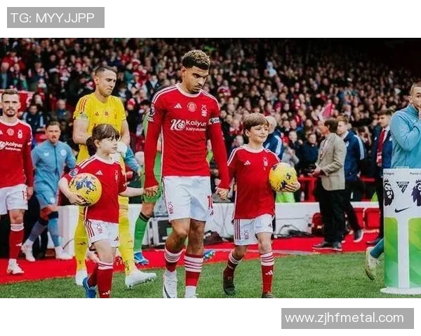 足球明星的儿子首次亮相赛场引发热议球迷期待未来表现