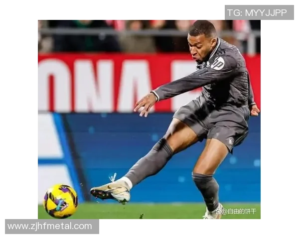 足球明星真人秀最新动态揭秘球场外的精彩生活与挑战